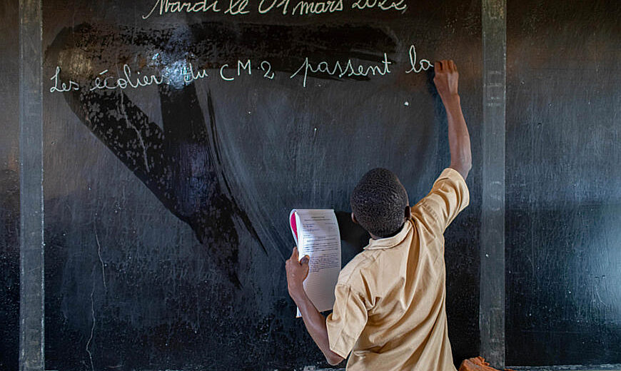 36072 Cote d'Ivoire 2022 child at chalkboard 870